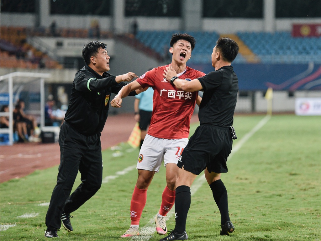 广西平果队务黄浩因不当行为被追加2场禁赛 据赛事官方通报,在某场比赛中,广西平果队