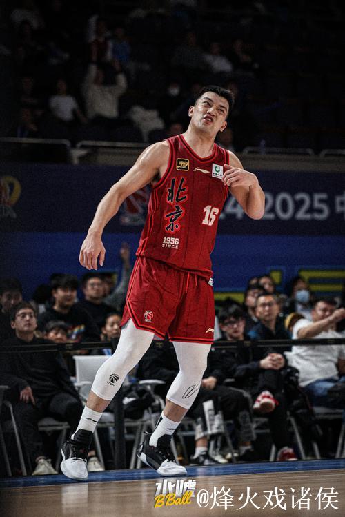 张才仁再度上篮得手,北京末节狂轰20-7&领先优势扩大至31分 张才仁再度上篮得手,北京末节狂轰20-7&领先优势扩大至31分